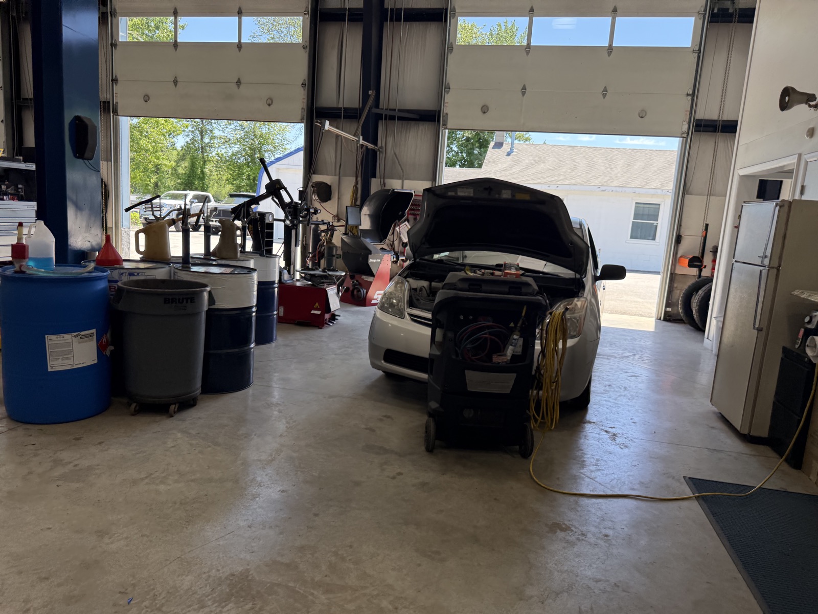 Vehicle service bay with A/C service equipment