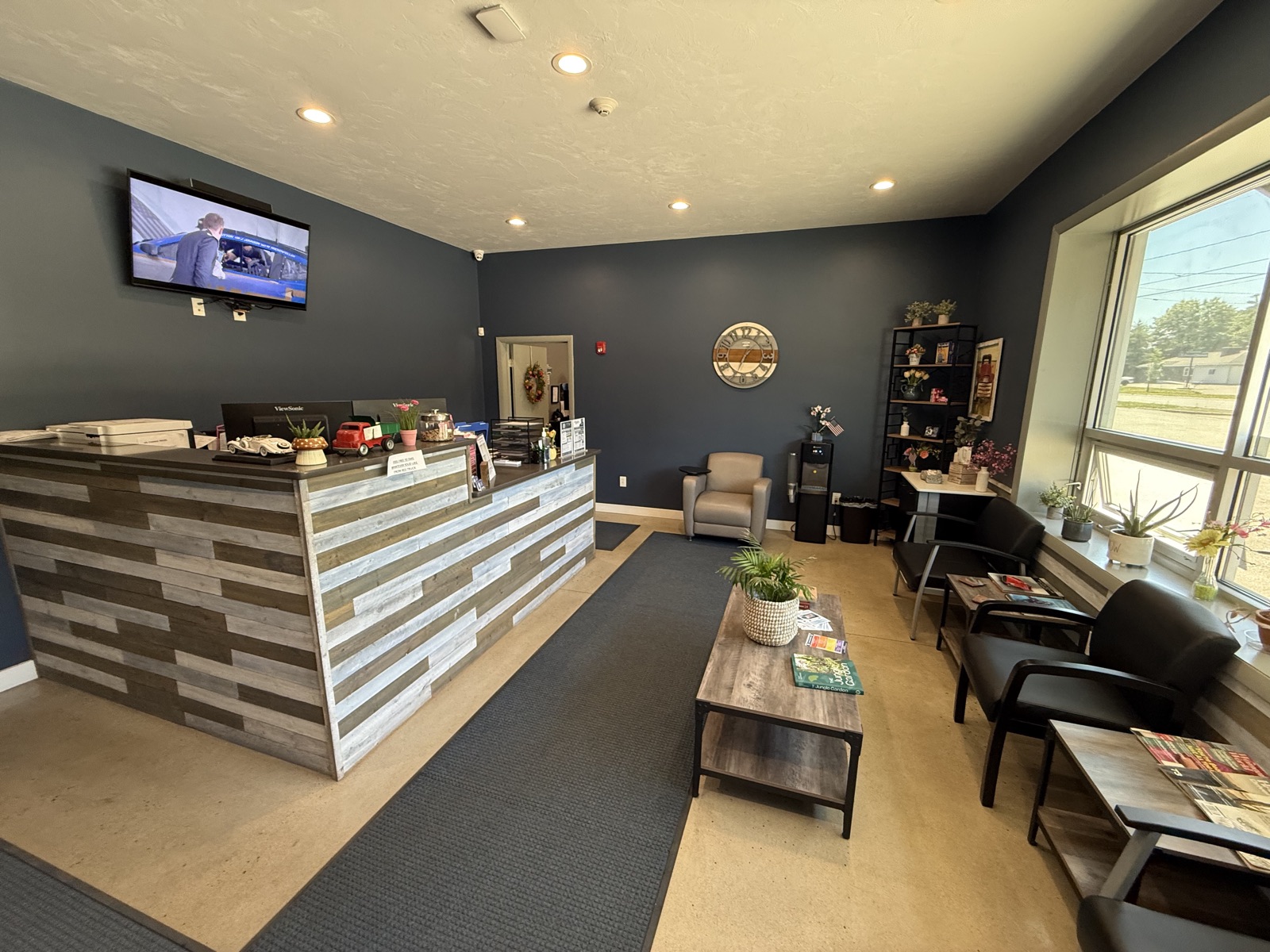 Skip's Garage front desk and customer waiting area in Plaistow NH